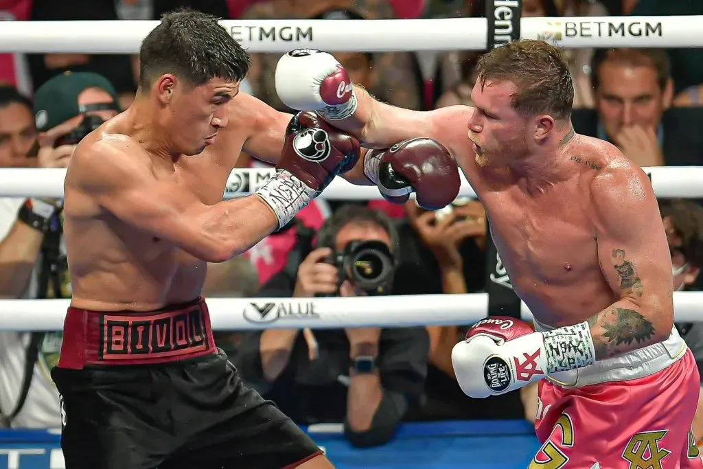 Canelo Álvarez perdió en las tarjetas ante Dmitry Bivol el 7 de mayo del 2022. (Imago)