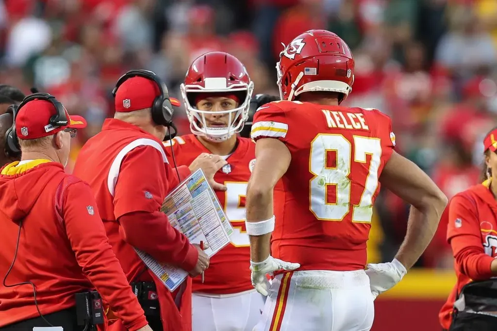 Reid, la cabeza de los Kansas City Chiefs, junto a sus dos figuras (IMAGO)