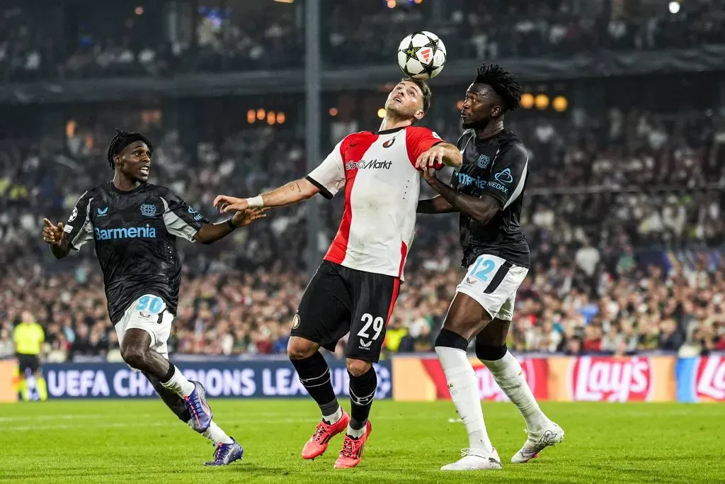 Santiago Giménez no tuvo un gran partido ante Bayer Leverkusen. [Foto IMAGO]