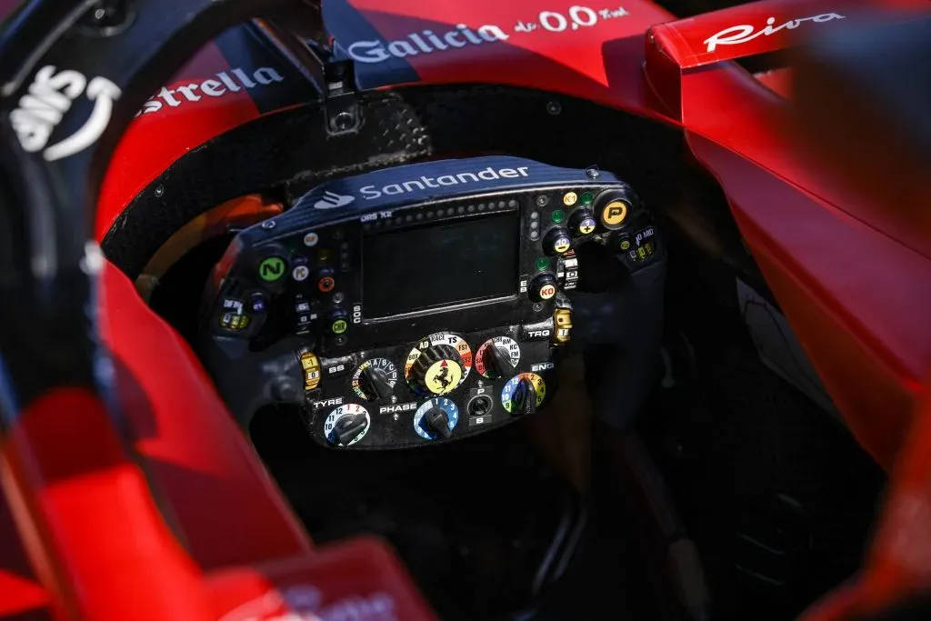 Así lucía el volante de Fórmula 1 de Ferrari, durante la temporada 2023. (Imago)