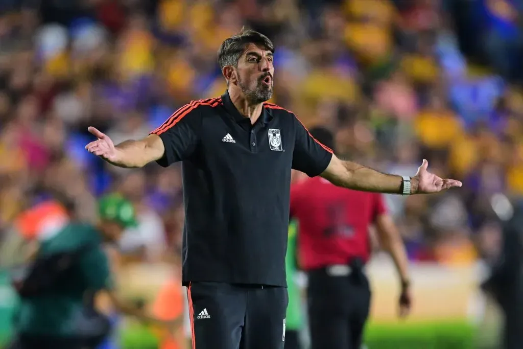 Paunovic se quejó de la falta de ritmo y el tiempo perdido en el partido. (Imago)