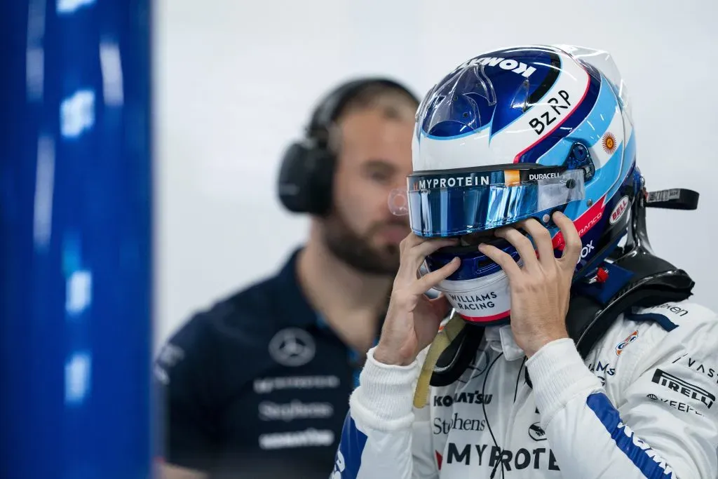 Franco Colapinto tiene una bandera de Argentina en su casco (IMAGO)