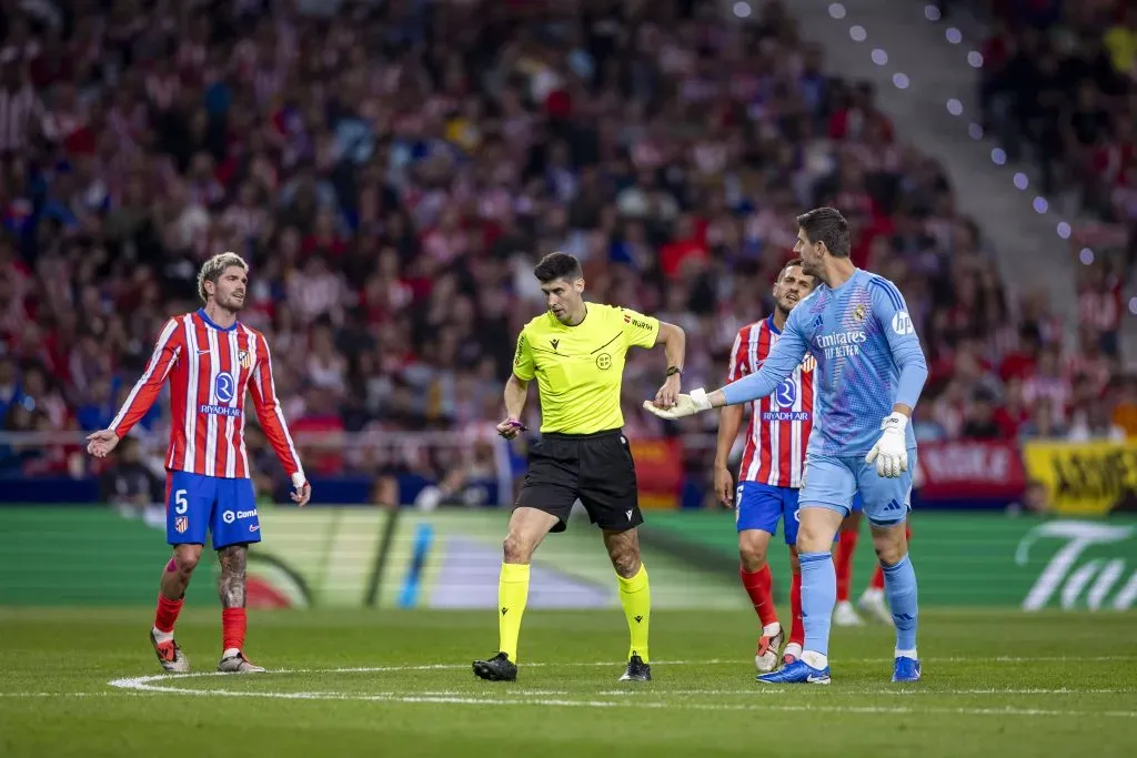 El árbitro Mateo Busquets Ferrer interrumpió el juego durante 17 minutos. (Imago)