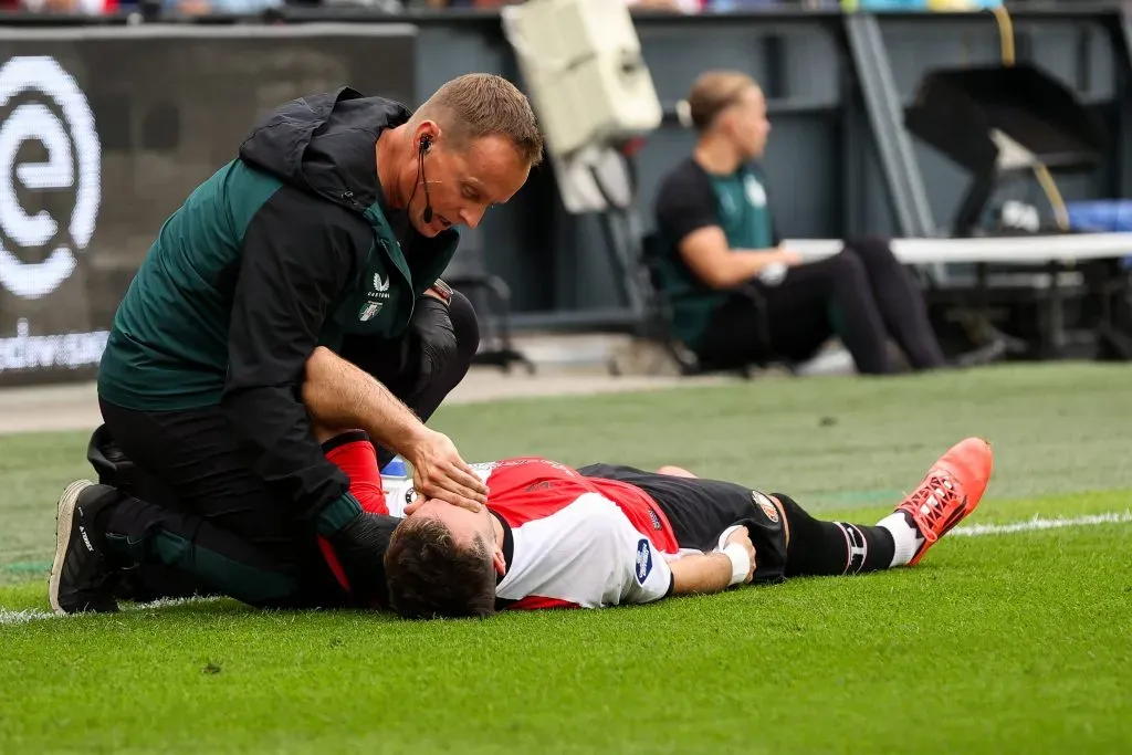 El momento de la lesión de Santiago Giménez con Feyenoord (IMAGO)