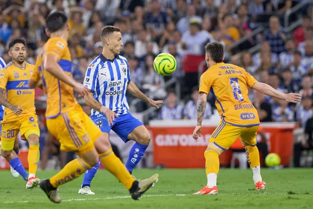 Un futbolista de Tigres llevará un micrófono durante el encuentro ante Rayados}. (Imago)