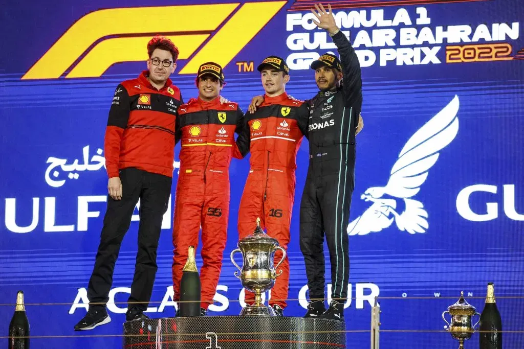 Mattia Binotto en el podio junto a Carlos Sainz, Charles Leclerc y Lewis Hamilton (IMAGO)