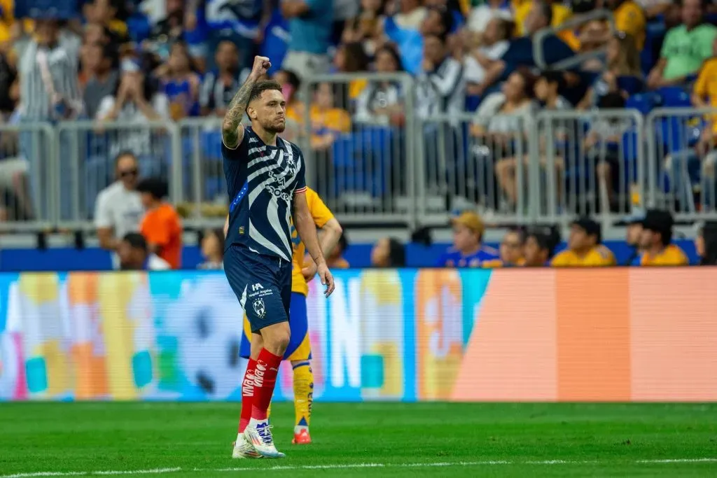 Lucas Ocampos convirtió un gol en el Clásico Regio (IMAGO)