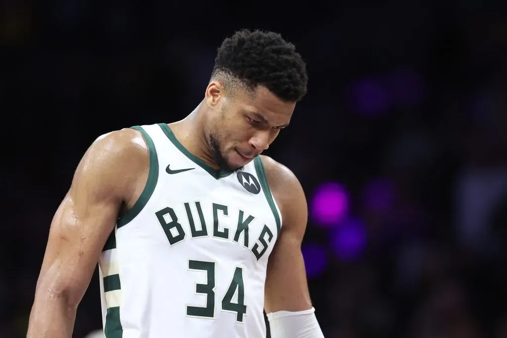 Giannis Antetokounmpo, cabizbajo con Milwaukee Bucks (Getty Images)