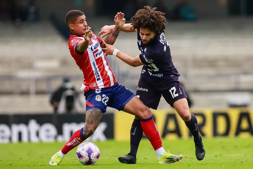 El Chino Huerta fue amonestado a los 41 minutos del primer tiempo. (Getty Images)