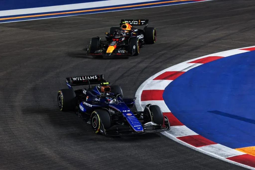 Checo Pérez persigue a Franco Colapinto en el GP de Singapur (IMAGO)