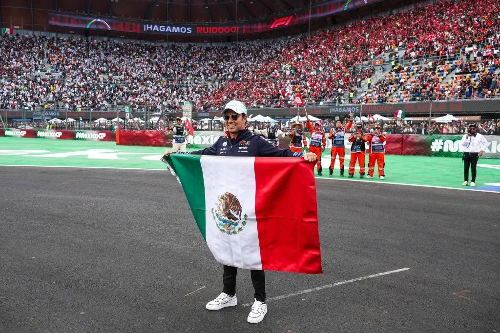 Checo Pérez no pudo darle una alegría a los aficionados (IMAGO)