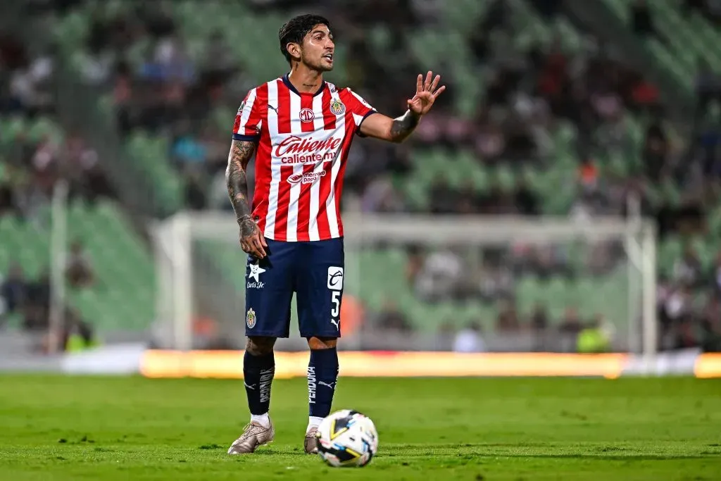 Víctor Guzmán podría encontrar más minutos fuera de Chivas. [Foto IMAGO]