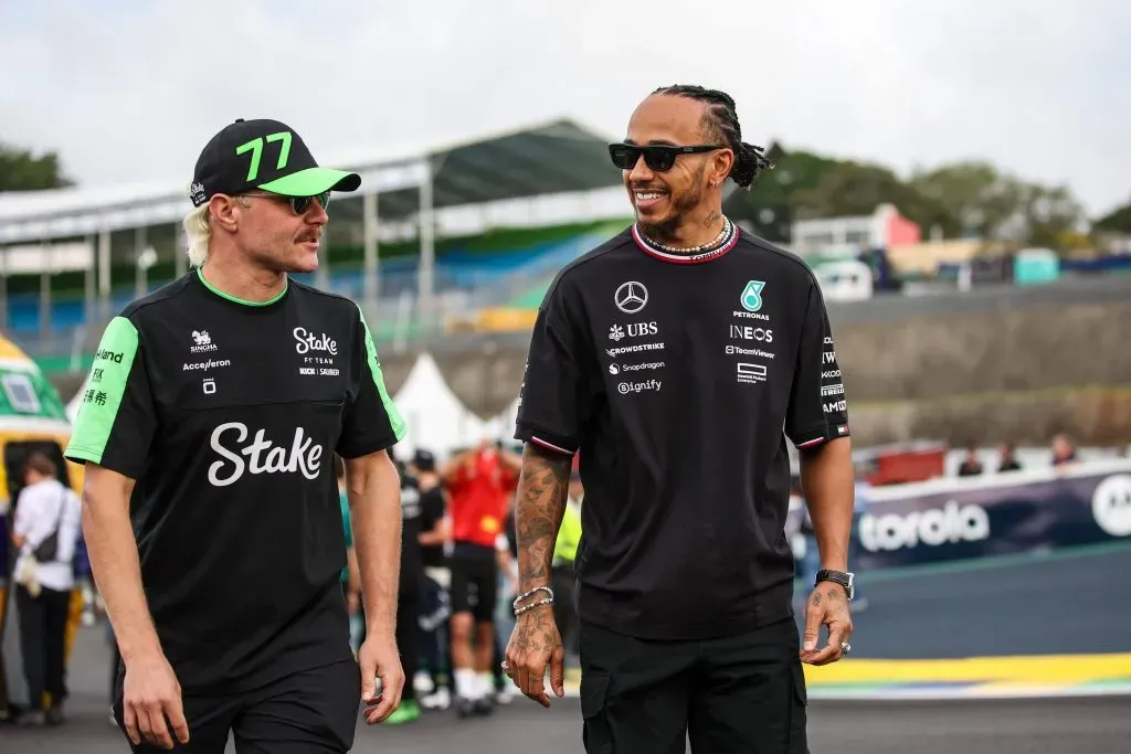 Valtteri Bottas platica con su excompañero Lewis Hamilton en Interlagos (IMAGO)