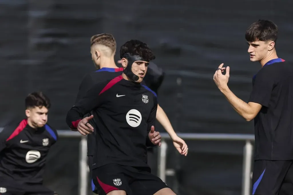 Pau Cubarsí ya probó el uso de la máscara en un entrenamiento (IMAGO)