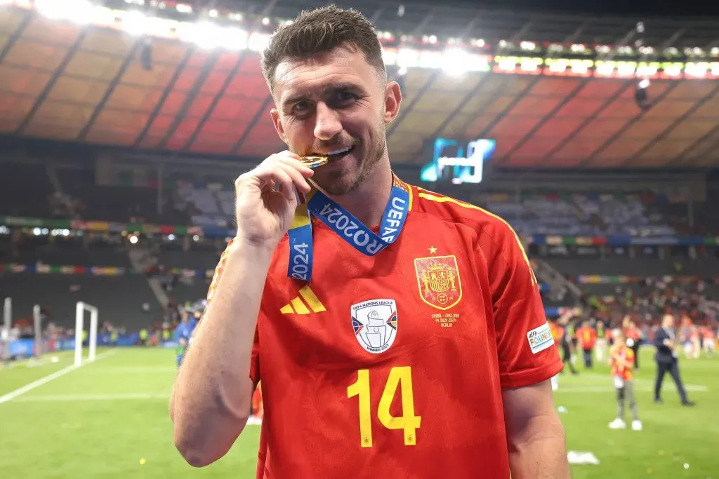 Aymeric Laporte con la medalla de campeón de la Eurocopa 2024 (IMAGO)