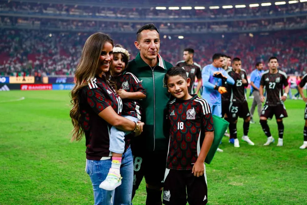 Andrés Guardado con su familia en el homenaje con la Selección Mexicana (IMAGO)