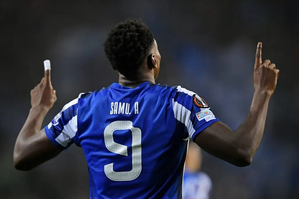 Samu celebra un gol con la playera del Porto (IMAGO)