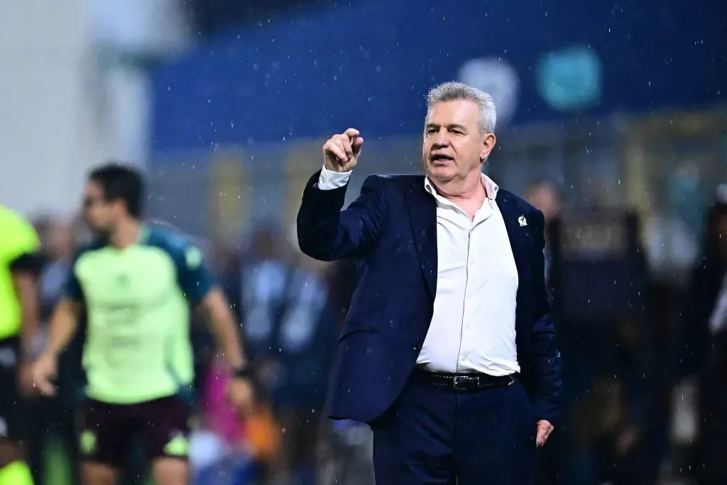 Javier Aguirre sufrió el impacto de una lata llena de líquido en su cabeza. (Imago)