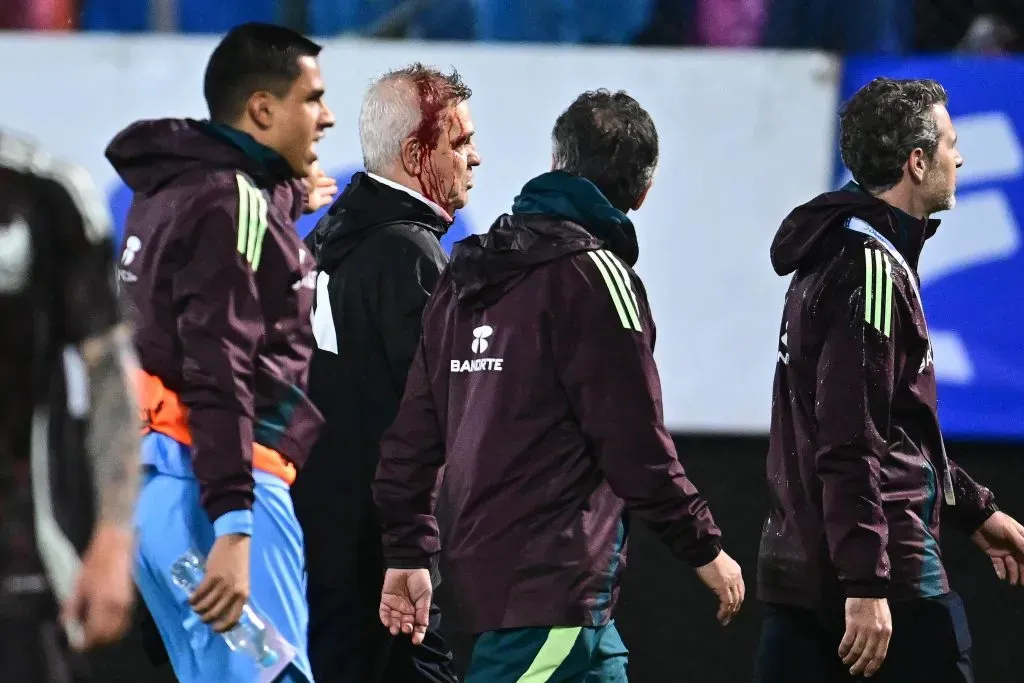 Javier Aguirre se fue con una herida en la cabeza. [Foto IMAGO]