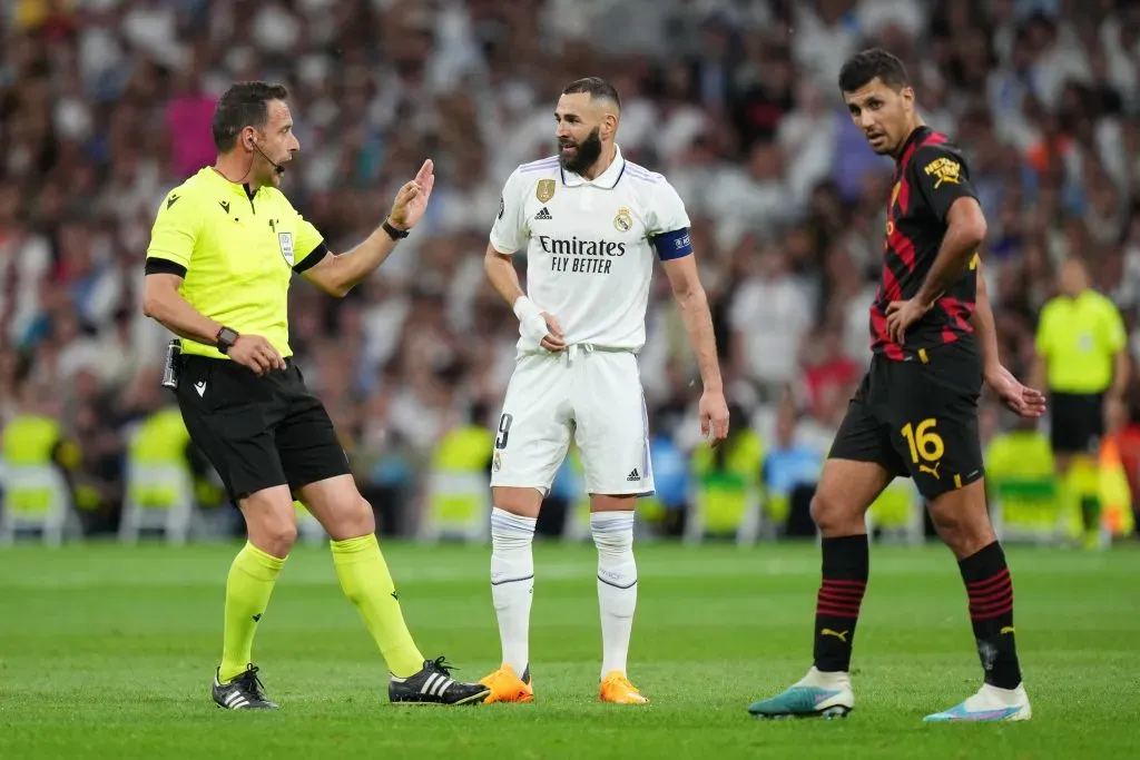 MADRID, SPAIN – MAY 09: Referee Artur Dias Soares reacts with Karim Benzema of Real Madrid during the UEFA Champions League semi-final first leg match between Real Madrid and Manchester City FC at Estadio Santiago Bernabeu on May 09, 2023 in Madrid, Spain. (Photo by Angel Martinez/Getty Images)
