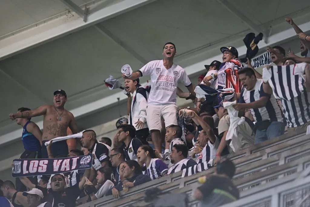 BELO HORIZONTE, BRAZIL – MAY 06: Fans of Alianza Lima cheer for their team during a Group G match between Atletico Mineiro and Alianza Lima as part of Copa CONMEBOL Libertadores 2023 at Arena Independencia Stadium on May 03, 2023 in Belo Horizonte, Brazil. (Photo by Pedro Vilela/Getty Images)