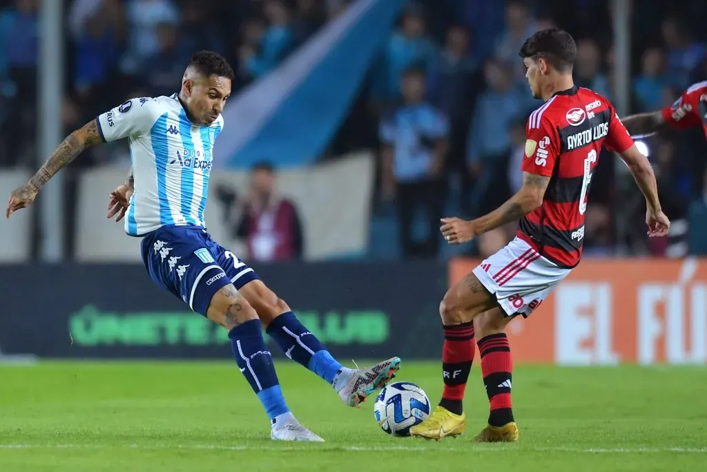 AVELLANEDA, ARGENTINA – MAY 04: Paolo Guerrero of Racing Club fights for the ball with Ayrton Lucas of Flamengo during a Copa CONMEBOL Libertadores 2023 Group A match between Racing Club and Flamengo at Presidente Peron Stadium on May 04, 2023 in Avellaneda, Argentina. (Photo by Marcelo Endelli/Getty Images)