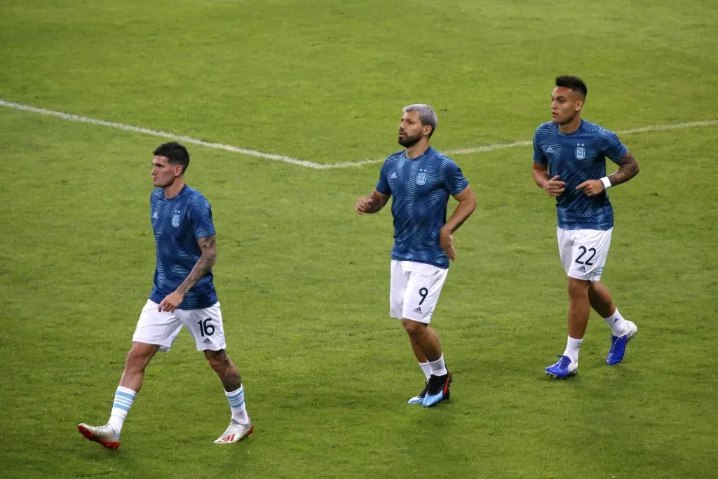 BELO HORIZONTE, BRAZIL – JULY 02: Rodrigo De Paul, Sergio Aguero and Lautaro Martinez of Argentina warm up prior to the Copa America Brazil 2019 Semi Final match between Brazil and Argentina at Mineirao Stadium on July 02, 2019 in Belo Horizonte, Brazil. (Photo by Felipe Oliveira/Getty Images)