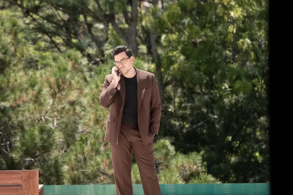 Dan Levy es el publicista de Jocelyn (Warner Bros. Discovery).