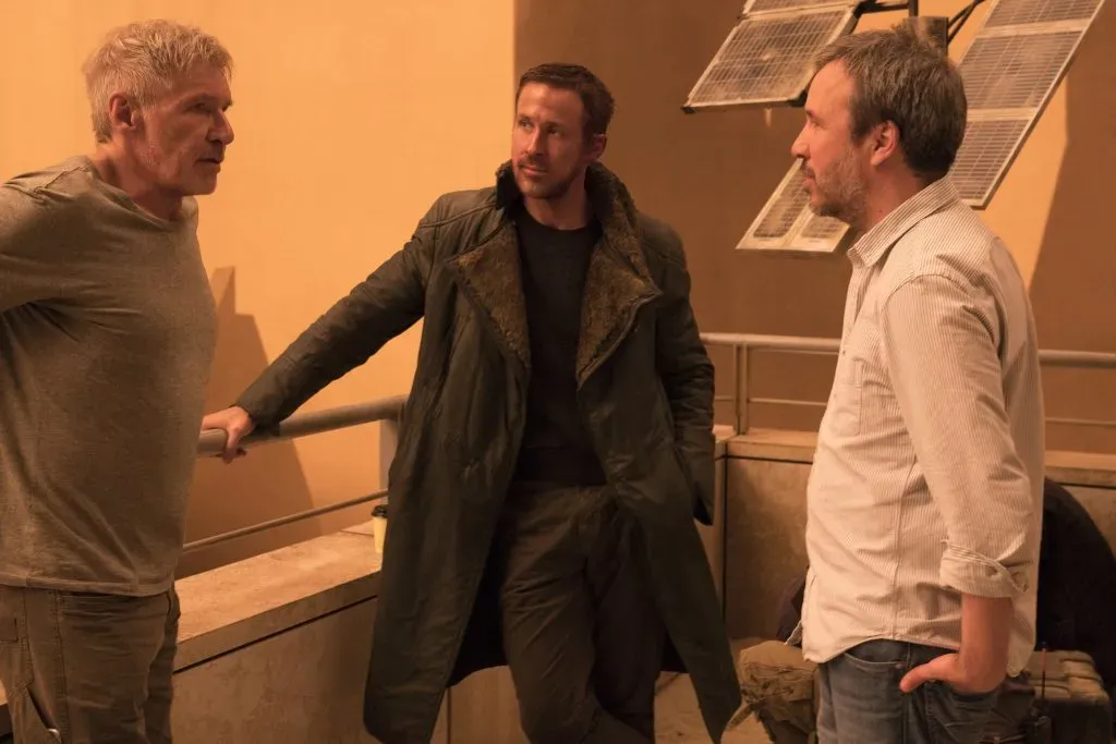 Harrison Ford, Ryan Gosling y Denis Villeneuve en el detrás de escenas de Blade Runner 2049. (IMDb)
