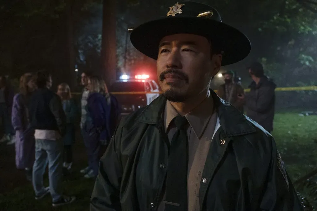 En la imagen: Randall Park como el Alguacil Dennis Lim en Totally Killer | Crédito: Prime Video