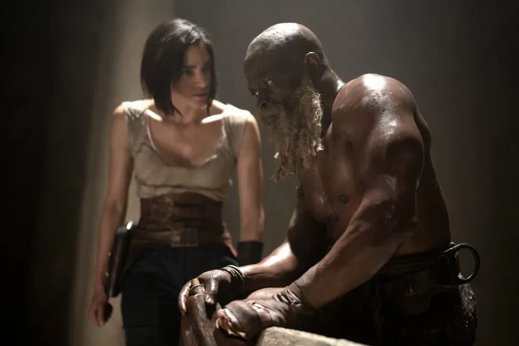 Sofia Boutella y Djimon Hounsou en Rebel Moon. (Netflix)