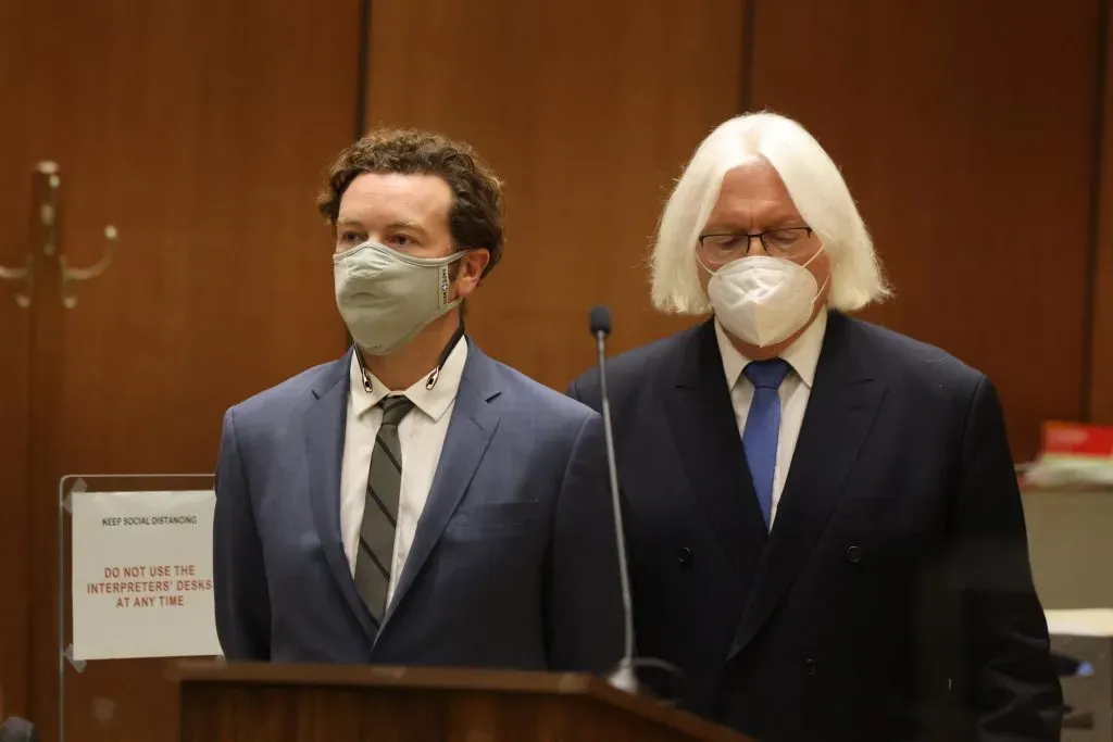 En la foto, Danny Masterson y su abogado durante el juicio que enfrentó en 2020. Imagen: Getty Images.