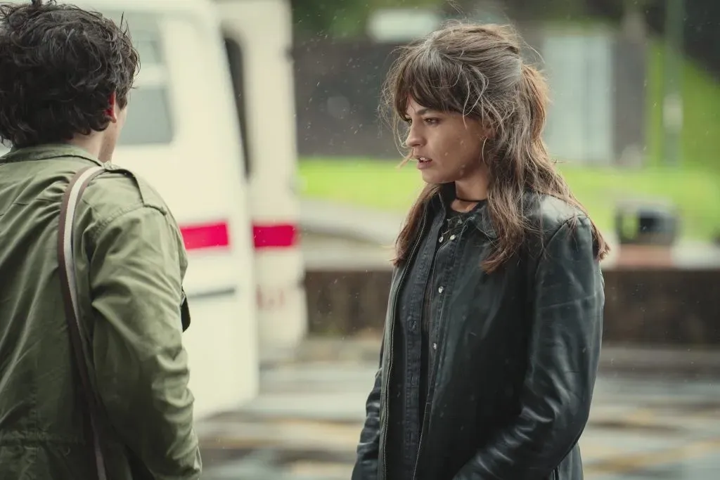 Sex Education Temporada 4. (De izq. a dcha.) Edward Bluemel como Sean, Emma Mackey como Maeve en Sex Education Temporada 4. Cr. Samuel Taylor/Netflix © 2023.