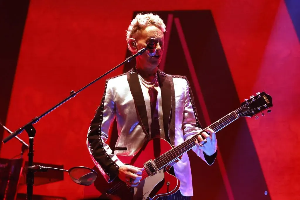 SACRAMENTO, CALIFORNIA – 23 DE MARZO: Martin Gore de Depeche Mode actúa en el escenario durante el inicio de la gira mundial “Memento Mori” en el Golden 1 Center el 23 de marzo de 2023 en Sacramento, California. (Foto de Frazer Harrison/Getty Images para Live Nation)