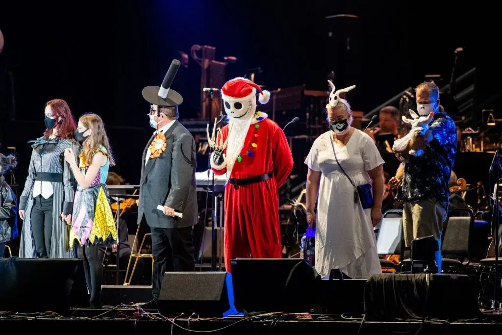 Participantes en un concurso de disfraces en un concierto dedicado a la música de El extraño mundo de Jack, nos demuestran el profundo amor que el público ha desarrollado por esta cinta. Imagen: Getty Images.