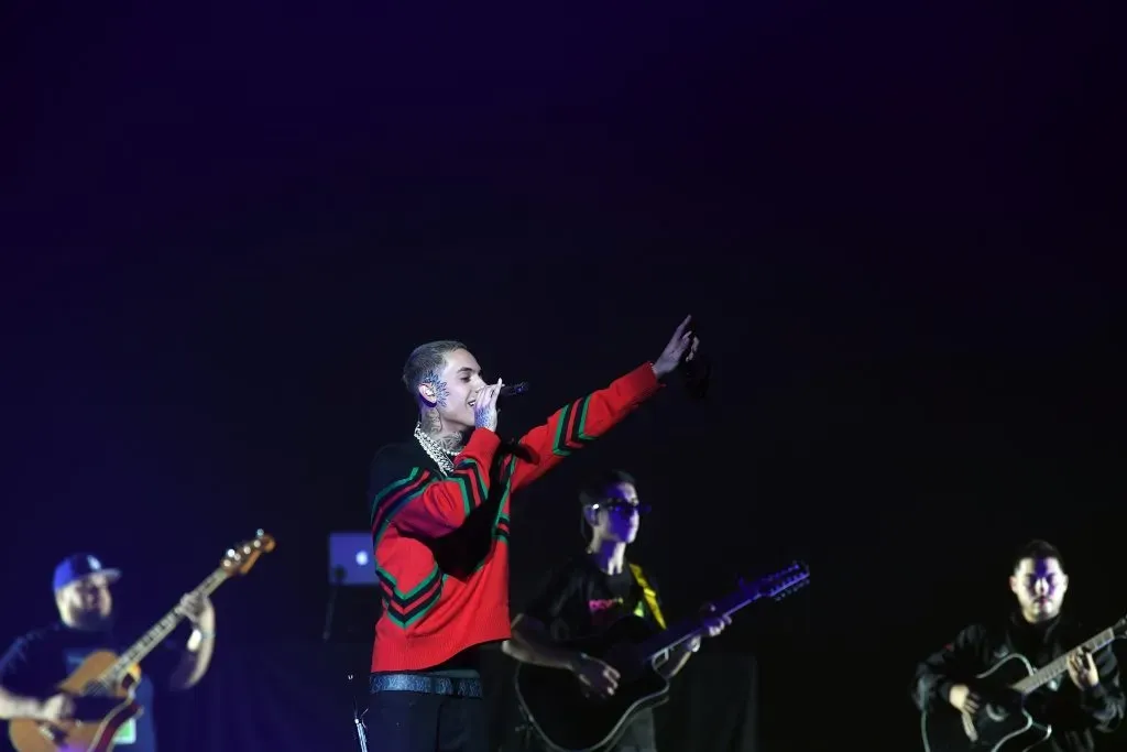Natanael Cano cantando en vivo en un evento en los Estados Unidos en el 2022, en el que se celebraba El Día de la Banda. Imagen: Getty Images.