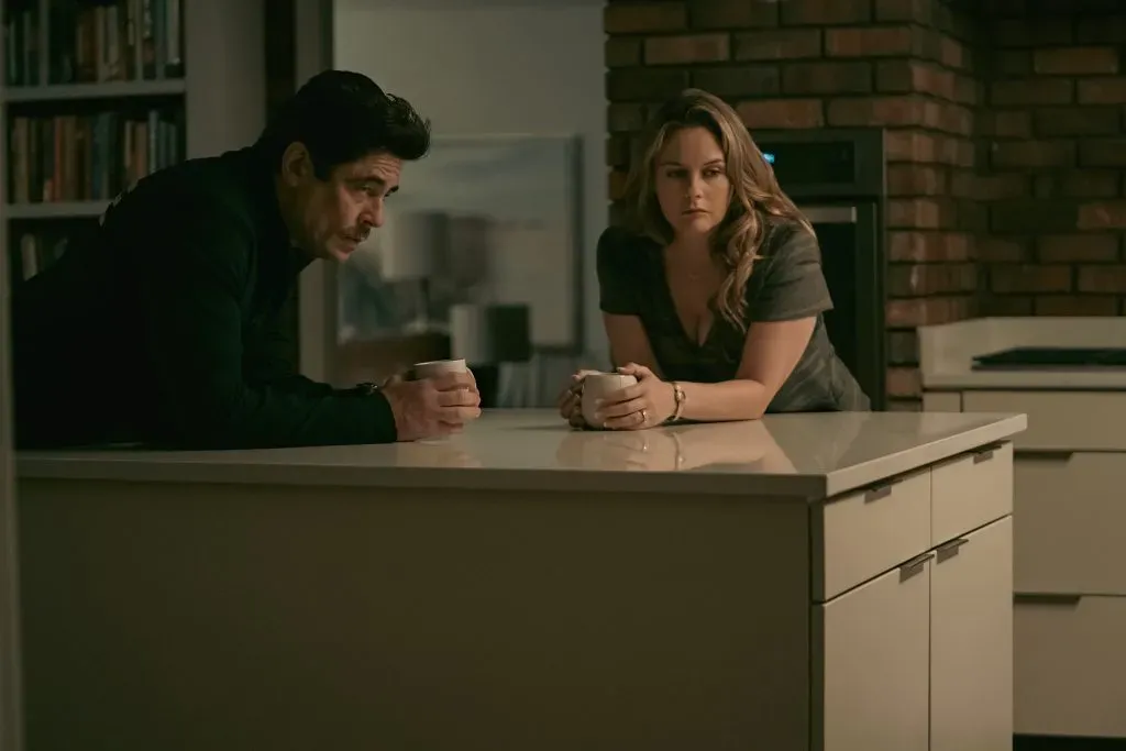 Benicio Del Toro como Tom Nichols y Alicia Silverstone como Judy Nichols en Reptiles. Imagen: Netflix.