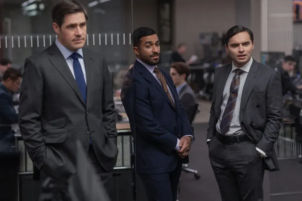 De izquierda a derecha: Rich Sommer como Paul, Sia Alipour como Arjun y Sebastian De Souza como Rory en Juego Limpio. Imagen: Netflix.