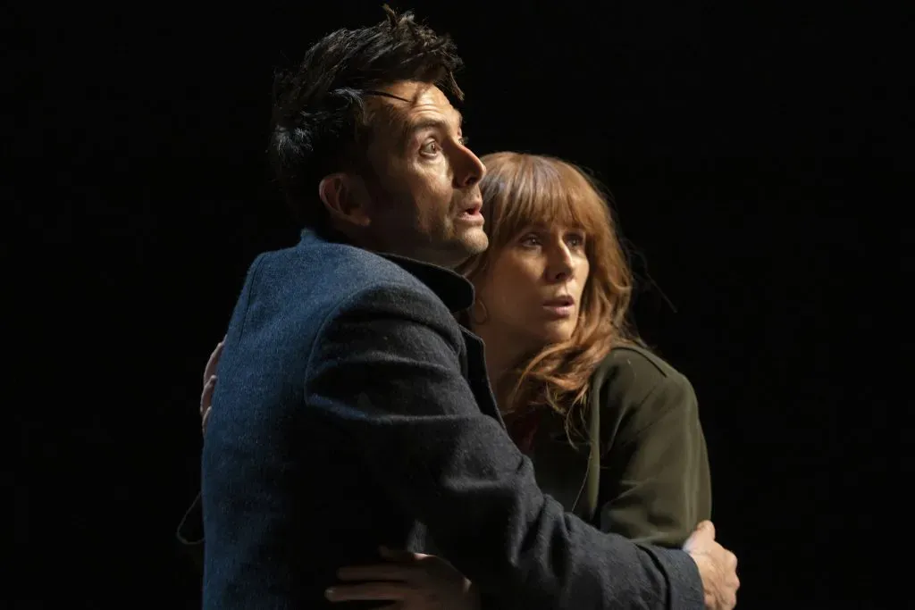 El Doctor (David Tennant) y Donna Noble (Catherine Tate) en una escena de uno de los especiales que veremos próximamente a través de Disney+. Imagen: Disney+.