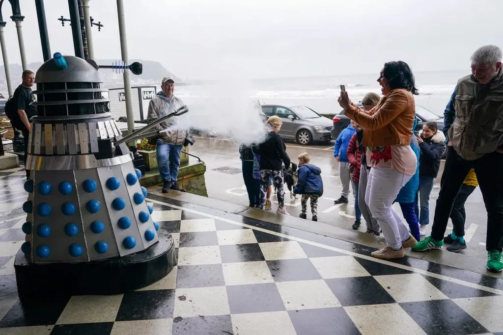 Los Daleks, como el que se ve a la izquierda, han sido parte de la cultura pop inglesa desde su primera aparición en Doctor Who.