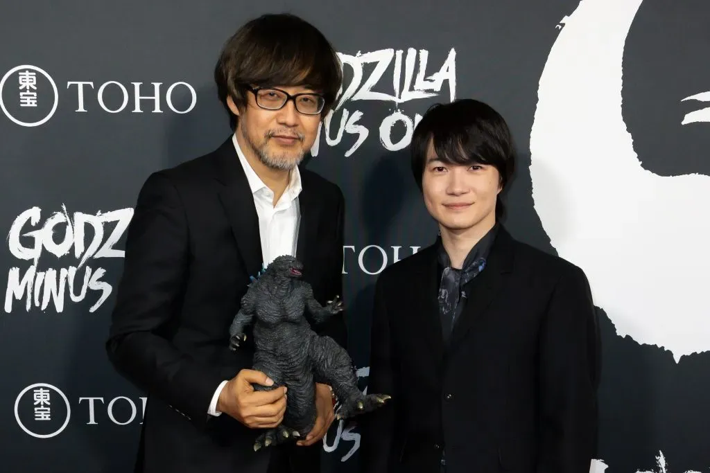 Takashi Yamazaki, el director de la película, y Ryunosuke Kamiki, protagonista, asisten al estreno en Los Ángeles de Godzilla Minus One de Toho International, en el DGA Theater Complex el 10 de noviembre de 2023 en Los Ángeles, California. Imagen: Getty Images.