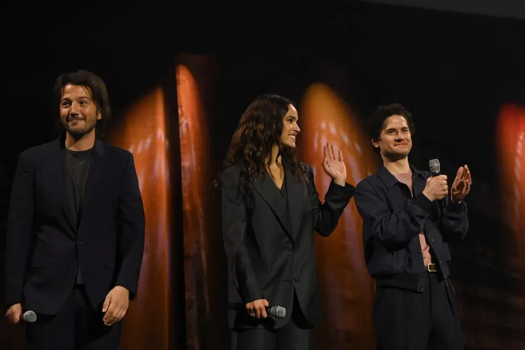 Diego Luna, Adria Arjona y Kyle Soller saludan a los fans de Andor durante un evento de Star Wars. Imagen: Getty Images.