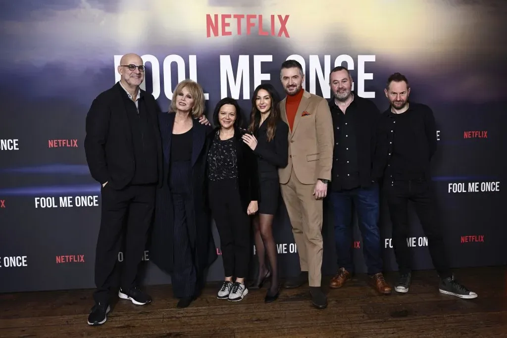 De izquierda a derecha: Harlan Coben (autor de la novela en la que se basa la serie), Joanna Lumley, Nicola Shindler, Michelle Keegan, Richard Armitage, Richard Fee y Danny Brocklehurst, asistiendo al photocall de Engaños, en el Hotel Soho el 12 de diciembre de 2023 en Londres, Inglaterra. Imagen: Getty Images.