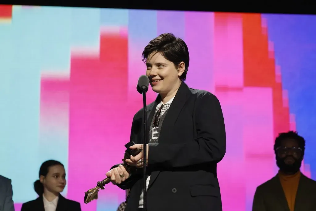 Charlotte Wells acepta el premio a la Mejor Ópera Prima por “Aftersun” de manos de Kevin Bacon en el escenario durante los Film Independent Spirit Awards 2023 el 04 de marzo de 2023 en Santa Mónica, California. Imagen: Getty Images.