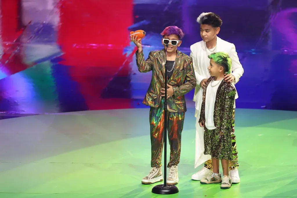 La banda musical Picus recibe un premio durante el show de los Kids Choice Awards México 2023, en el Auditorio Nacional el 26 de agosto de 2023 en la Ciudad de México, México. Imagen: Getty Images.