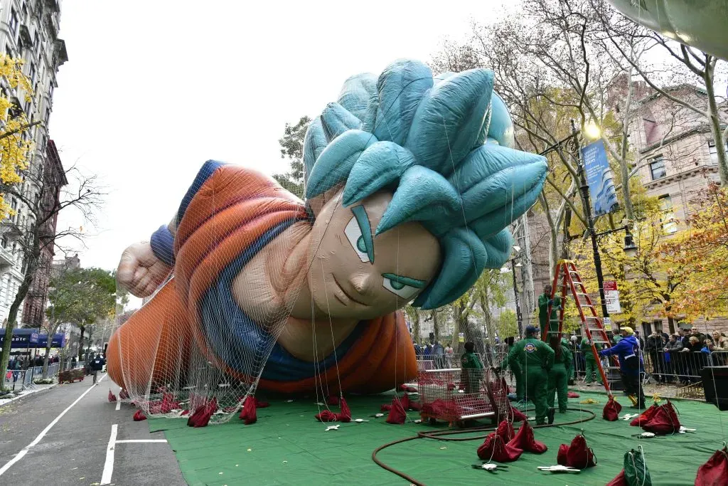 Goku, el legendario héroe de la franquicia Dragon Ball, vuelve para otra aparición en el desfile durante el Macy’s Thanksgiving Day Parade: Balloon Inflation el 22 de noviembre de 2023 en Nueva York. Imagen: Getty Images.