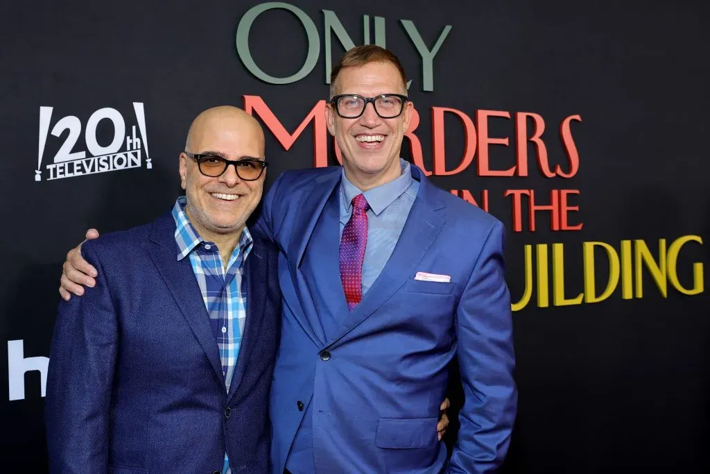Tony Leondis posa junto a Jhon Hoffman, el showrunner de la serie, en la premier de la temporada 2 de Only Murders in the Building. Imagen: Getty Images.