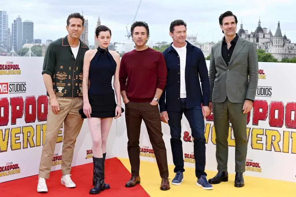 Ryan Reynolds, Emma Corrin, Shawn Levy, Hugh Jackman y Rob Delaney asisten al photocall de Deadpool & Wolverine, en el IET Building, Savoy Place el 12 de julio de 2024 en Londres, Inglaterra. Imagen: Getty Images.