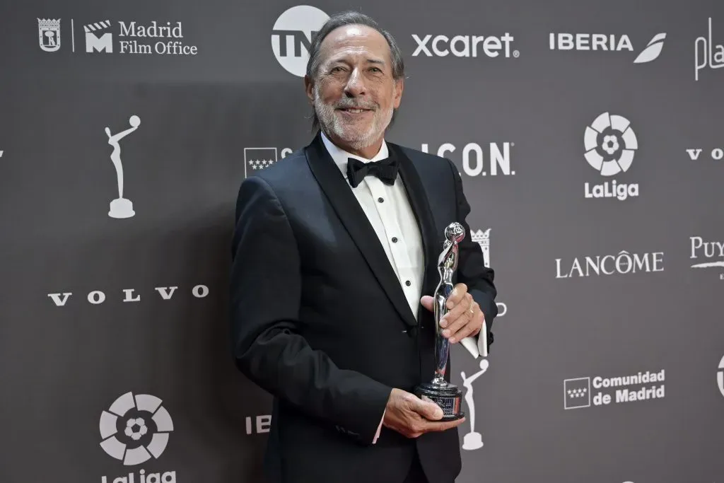 Guillermo Francella sostiene el Premio al Mejor Actor de Serie por la serie El Encargado, durante los Premios Platino del Cine Iberoamericano 2023, en IFEMA Palacio Municipal el 22 de abril de 2023 en Madrid, España. Imagen: Getty Images.