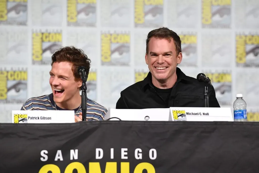 Patrick Gibson y Michael C. Hall hablan en el escenario durante Dexter: Original Sin, en la San Diego Comic-Con en el Centro de Convenciones de San Diego el 26 de julio de 2024, en San Diego, California. Imagen: Getty Images.